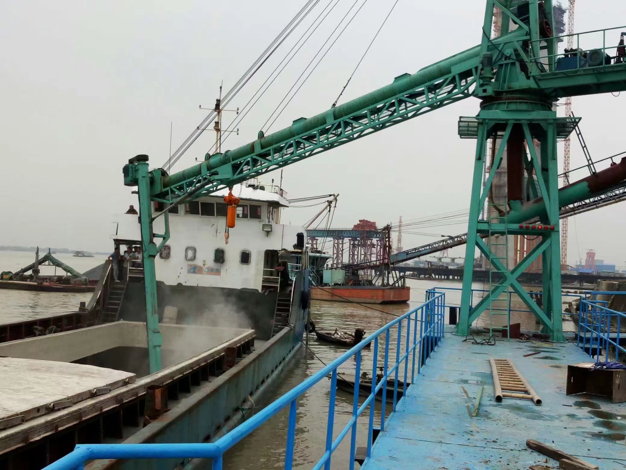 流动式粉煤灰装车机 船上移动式矿粉卸船机 卸船效率高